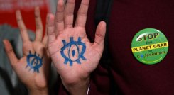 Los activistas climáticos y los delegados participan en una manifestación frente a una sala antes de una sesión plenaria durante la Conferencia de las Naciones Unidas sobre el Cambio Climático COP26 en Glasgow este jueves. / Foto: AFP