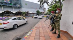 ejercito nacional en el día sin iva brinda seguridad en centros comerciales./foto cortesía