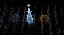 En medio de un espectáculo se encienden las luces navideñas.