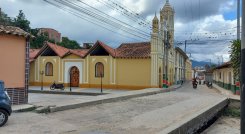 Totalmente deterioradas se encuentran las principales calles del barrio La Piñuela en el municipio de Ocaña. A pesar de haberse hecho una inversión de 23 mil millones de pesos con el Plan de Alcantarillado fue peor el remedio que la enfermedad.