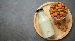 Se pueden apreciar los beneficios individuales de cada bebida y lo importante es fijarse en el contenido de grasa, proteína, calcio y azúcar añadido de cada producto. / Foto: Freepik