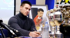 El hermano del tenista serbio Novak Djokovic, Djordje, da una conferencia de prensa en Belgrado, el 10 de enero de 2022, después de que un juez en Australia anulara la cancelación de la visa de su hermano. / Foto: AFP