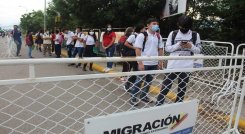 Los niños y jóvenes deben cruzar a diario el Puente Internacional Francisco de Paula Santander, para llegar a sus colegios.  /Foto: Archivo