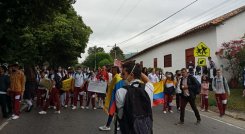 Cansados de tantas evasivas padres de familia y estudiantes del corregimiento de la Ermita adelantan jornadas de protesta para reclamar la asignación de maestros. / Foto: Cortesía/ La Opinión 