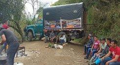 Campesinos bloquean las vías de acceso al municipio de Hacarí para exigir cumplimiento a los programas de gobierno.