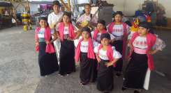 16 niños de la comunidad aprenden la danza tradicional. 