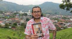Orlando Cuellar y su obra "Marduk, El Majestuoso"./Foto: Tomada de la web./La Opinión.
