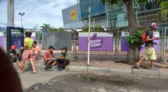 Consumo de alucinógenos a las afueras del Ventura Plaza./Foto: Cortesía./La Opinión.