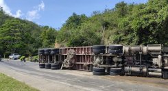 Tractomula cargada con carbón se volteó en la vía Ocaña-Ábrego