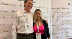 Eigny Johana Garza, Premio Mujer Palmera Colaboradora, junto al presidente de Fedepalma