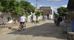 En el barrio predomina la población vulnerable. Empezaron con menos de 10 casas en bahareque y ya hay un aproximado de 700. / Foto: Pablo Castillo/La Opinión