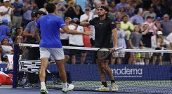 Daniel Galán y el momento de la felicitación por parte del tenista griego Stefanos Tsitsipas.