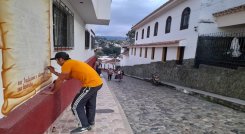 A través de murales, los líderes comunales pretenden perpetuar la historia de Ocaña. En las paredes de las viejas casonas de la calle empedrada del Embudo se deja la huella de ese pasado. / Foto: Cortesía / La Opinión 