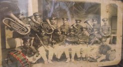 Los integrantes de la Corporación Banda Municipal de Ocaña cumplen cien años de existencia.  A pesar de las dificultades económicas los artistas mantienen vivas las tradiciones a través de la música.