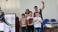 Jhojan Anavitarte (centro) fue el ganador del torneo IRT de ajedrez.