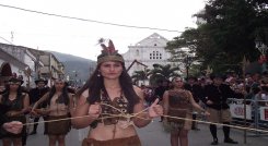 En el Desfile de los genitores se representa la figura de la mujer valerosa, rebelde contra el régimen español.