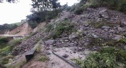 En sitio conocido como El Espejo de la carretera que comunica al municipio de Hacarí con La Playa de Belén se registran deslizamientos de tierra.
