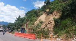 Una difícil situación viven moradores de los sectores de Fundadores y Simón Bolívar ante el deslizamiento de tierra sobre la vía circunvalar de Ocaña.