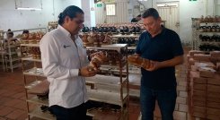 Armando Martínez Flores (izquierda) estuvo en las fábricas de calzado. / Foto cortesía