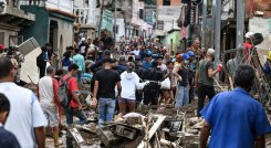 Volví a nacer" entre el barro que arrasó un pueblo de Venezuela  