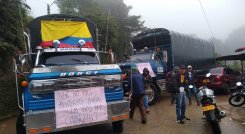 Los transportadores de la provincia de Ocaña adelantan una jornada de protesta en la carretera que conduce hacia la zona del Catatumbo para exigir celeridad en los trabajos.