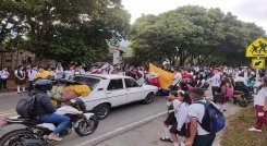 Estudiantes del Instituto Tecnológico Carlos Hernández Yaruro, adelantan una jornada de protesta por la fusión de cursos en la zona rural.