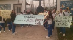 Estudiantes del colegio artístico Rafael Contreras Navarro de Ocaña adelantan una jornada de protesta.