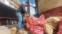 Los minoristas esperan una conciliación con la administración municipal para evitar el desalojo de los andenes, mientras buscan un local./Foto Javier Sarabia.