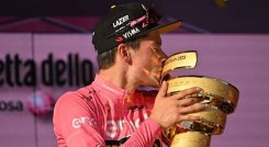 Primoz Roglic celebra con el trofeo del Giro de Italia (Foto: Alberto PIZZOLI / AFP)