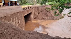 El gremio transportador expresó su preocupación por la disminución en la demanda de pasajes. En la foto, un tramo de puente colapsado./Fotos Cortesía.