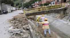 Obreros adelanta la reparación de una pared del canal de aguas lluvias en el sector de Bruselas./ Foto: Cortesía
