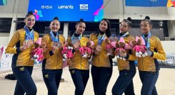 La cucuteña Adriana Lucía Mantilla (segunda de izquierda a derecha), sigue destacándose en el campo internacional en la gimnasia rítmica.