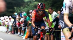 Daniel Martínez, ciclista colombiano no pudo seguir en carrera en el Tour 2023.