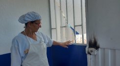 Los vándalos forzaron la chapa y rompieron vidrios para ingresar al plantel educativo dejando sin almuerzo a 113 menores de edad. / Foto Cortesía