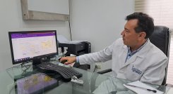 El médico Carlos Cárdenas advierte sobre los efectos nocivos de los vaper y cigarrillos electrónicos en niños y adolescentes. Fotos Anggy Polanco / La Opinión 