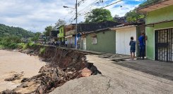 El río Torbes se llevó la carretera de El Corozo, vía alterna a la Troncal 5./ Fotos Anggy Polanco/La Opinión.