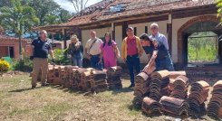 Padres de familia del colegio Rafael Contreras Navarro aportan el granito de arena para reconstruir la casona y la maloca / Cortesía