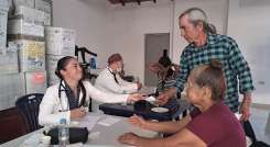 Más de 150 personas acudieron a la primera jornada de salud en el Consulado de Colombia en San Cristóbal. Fotos: Anggy Polanco / La Opinión.