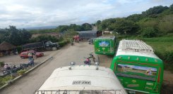 A un principio de acuerdo llegaron transportadores para despejar la carretera que comunica a La Playa de Belén con Hacarí. /Foto: Cortesía