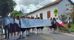 Estudiantes cerraron la carretera Ocaña-Cúcuta para exigir el transporte escolar. / Foto: Cortesía.