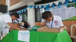 Niños de la institución educativa La Salle integran los semilleros de investigación para conservar los humedales./Foto La Opinión