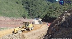 En medio de las dificultades por factores climáticos avanzan los trabajos en los accesos a los puentes metálicos./ Foto: Cortesía