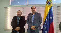 El alcalde San Cristóbal abordó temas de seguridad para los colombianos con el encargado de la oficina consular. Foto Anggy Polanco / La Opinión 