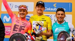 Rodrigo Contreras (centro) campeón del Tour Colombia 2024.