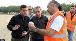 El director de Corponor, Humberto Camacho, dialoga con el técnico del Ideam sobre la prueba de los radiosondeos/Foto cortesía