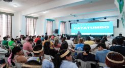 En el aula máxima del colegio José Eusebio Caro se desarrollaron las mesas de trabajo con más de 300 líderes sociales. / Fotos cortesía para La Opinión