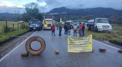 Los transportes minoritarios de combustibles mantienen bloqueada la carretera Ocaña-Cúcuta en señal de protesta./Foto: Foto cortesía