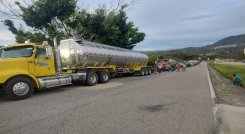 De manera intermitente los minoritarios de combustibles bloquearon la carretera Ocaña-Cúcuta. Se resisten a abastecer en el Área Metropolitana de Cúcuta./ Foto: Cortesía.