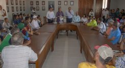 El alcalde de Ocaña, Emiro Cañizares, se reunió con las personas afectadas para buscar una solución a los altos costos de la electricidad./ Foto cortesía: La Opinión.
