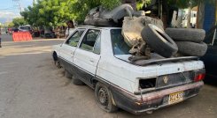 Abundan los desguazaderos de automotores en plena calzada de la avenida sexta/Foto Nicolás Mojica/La Opinión